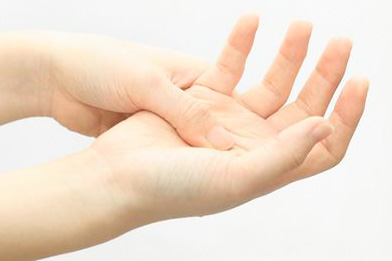20〜30歳代、50〜60歳代の女性で親指付近や手首に痛みがある人について